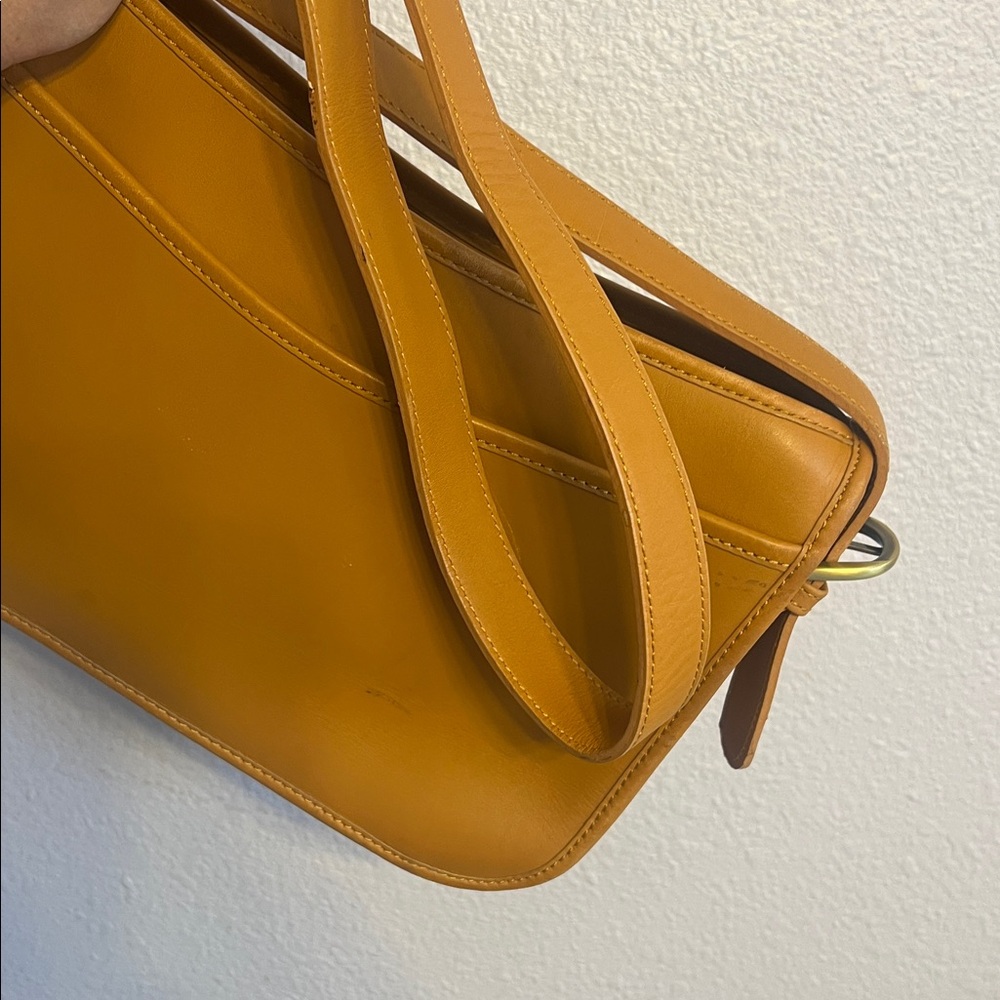 SOLD. 💛 COACH Butterscotch Glove-tanned Cowhide Leather Zippered Crossbody Bag! - Picture 9 of 9